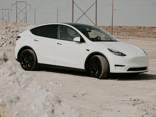 Biała Tesla Model Y