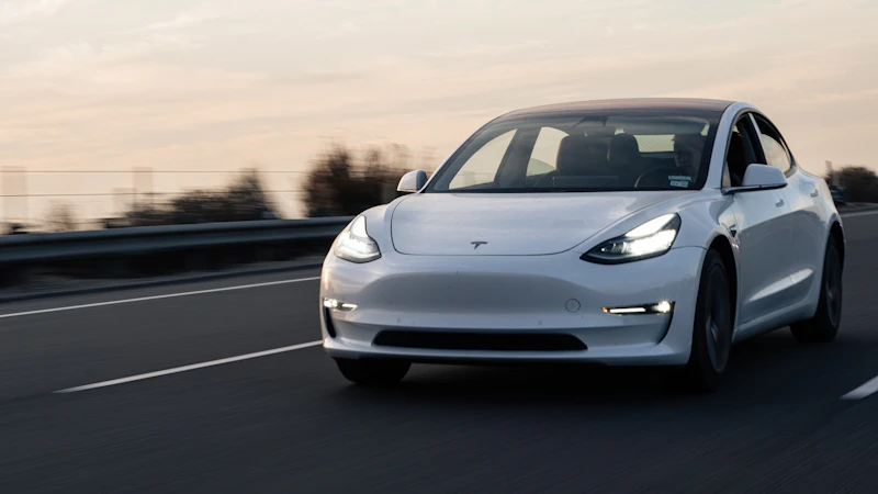 Tesla Model 3 w ruchu na drodze