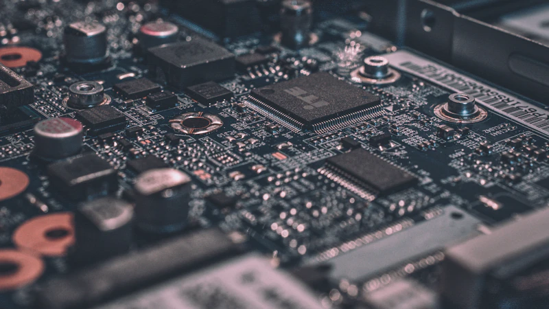 Ciemna płytka elektroniczna z procesorem