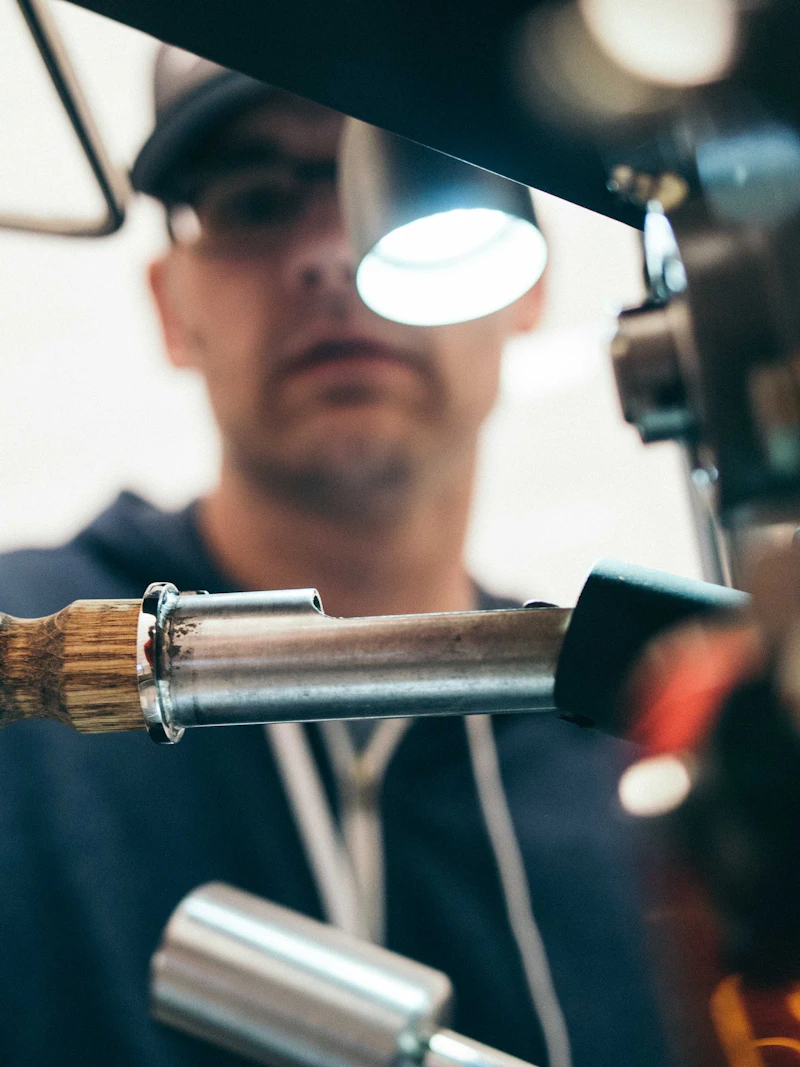 Technik z latarką czołową przy pracy
